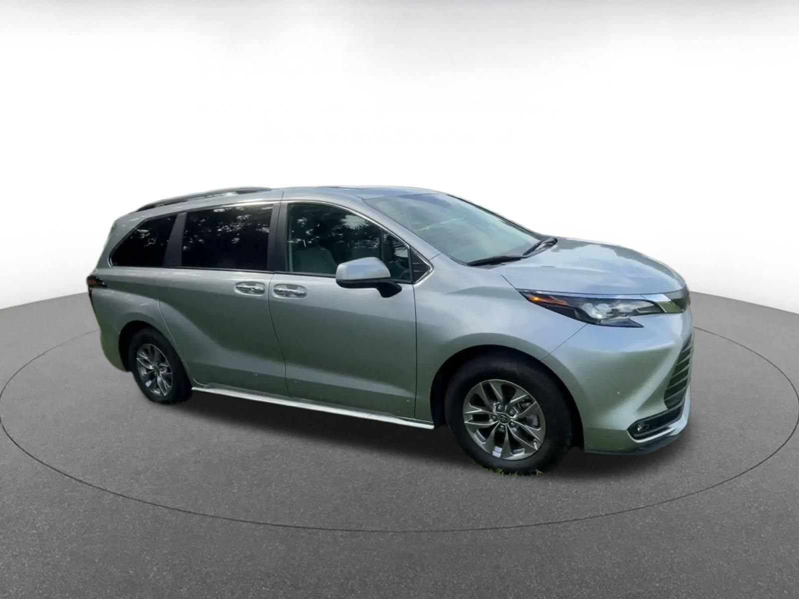 Used 2025 Toyota Sienna XLE FWD image 2