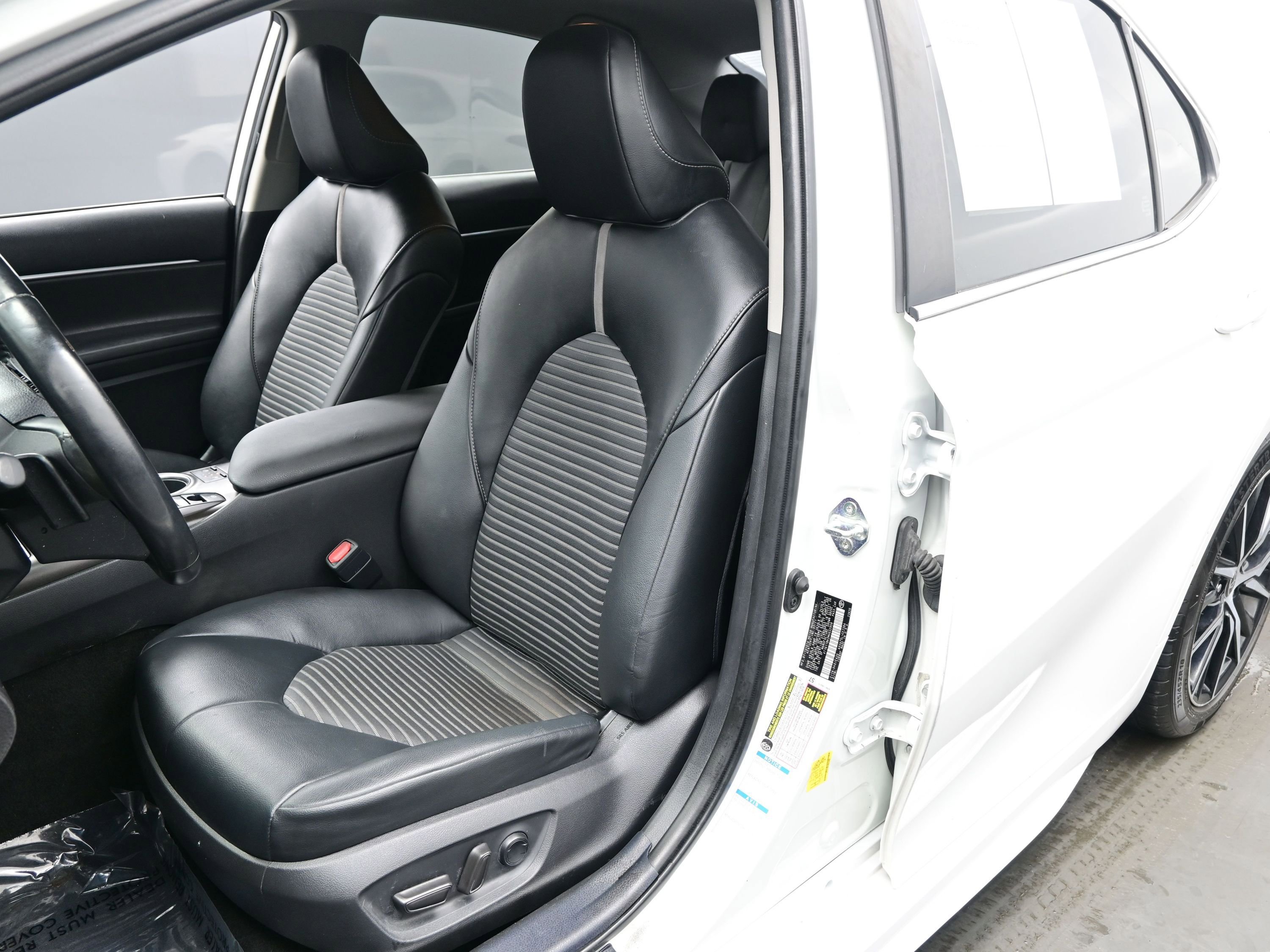 Used 2021 Toyota Camry SE w/ Cold Weather Package image 12