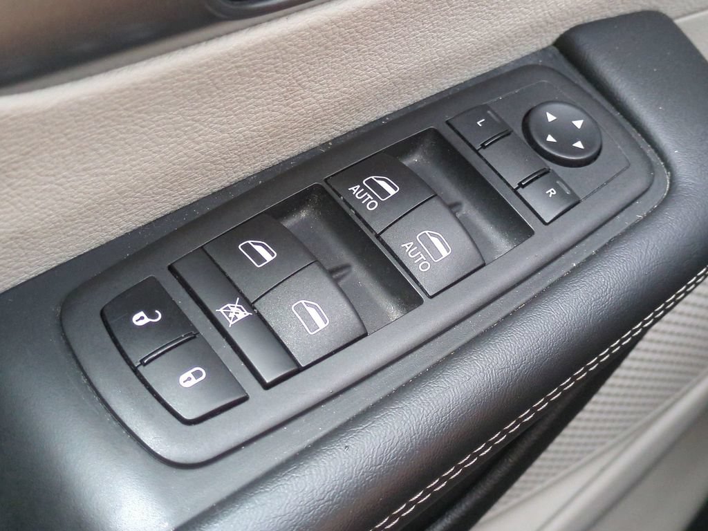 Used 2024 Chrysler Pacifica Touring-L FWD image 25