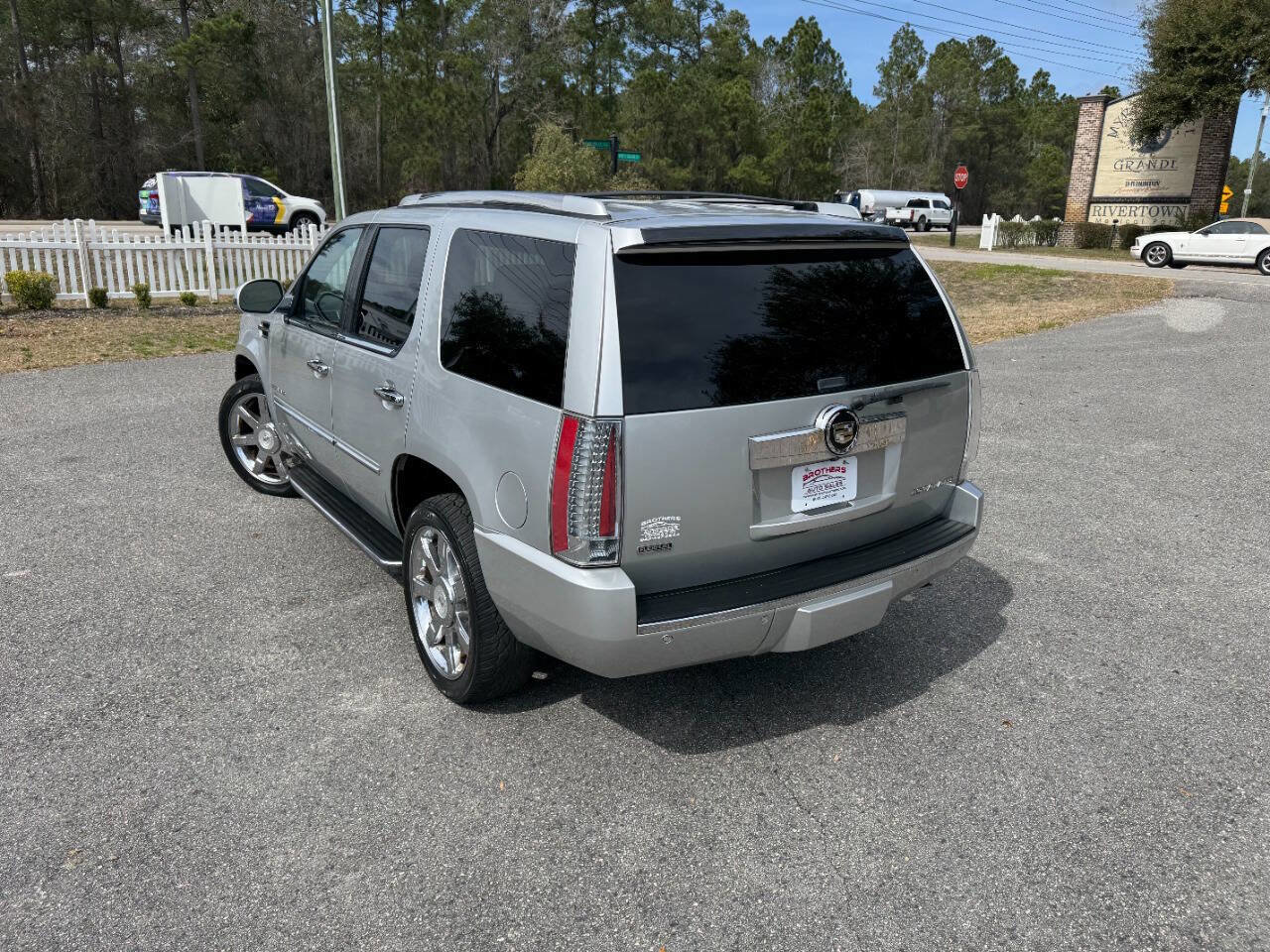 Used 2012 Cadillac Escalade Luxury image 4