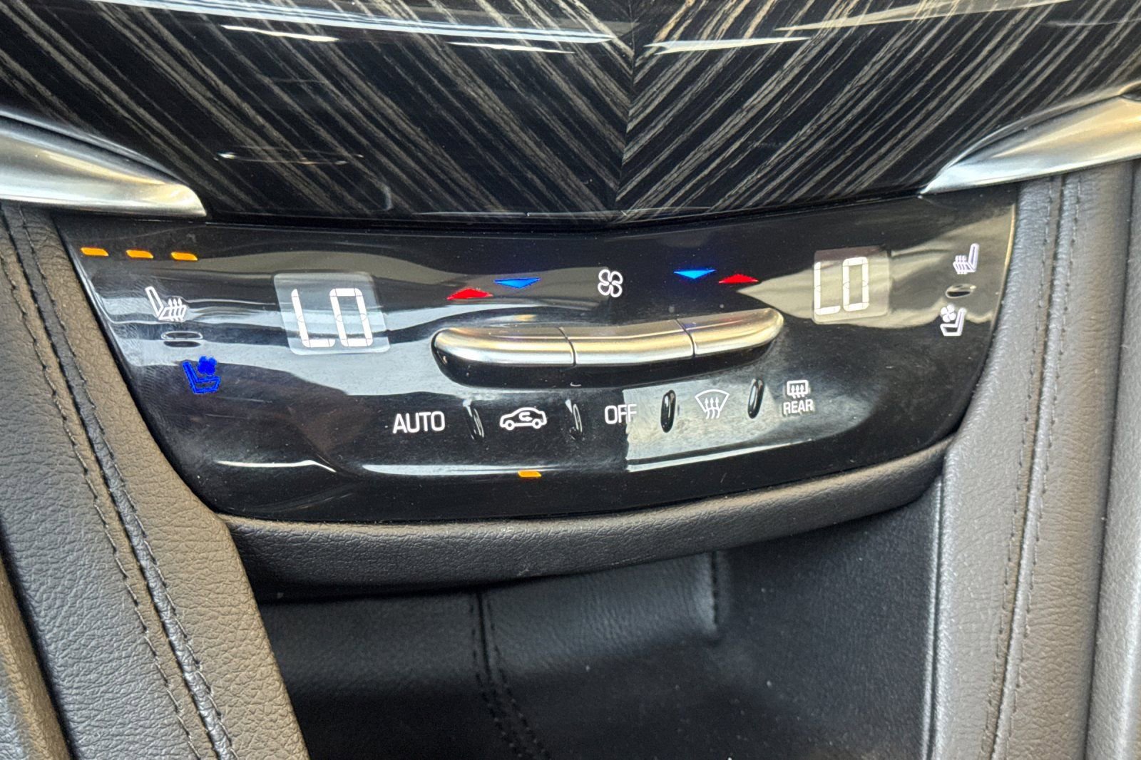 Certified 2025 Cadillac XT6 Premium Luxury FWD image 31