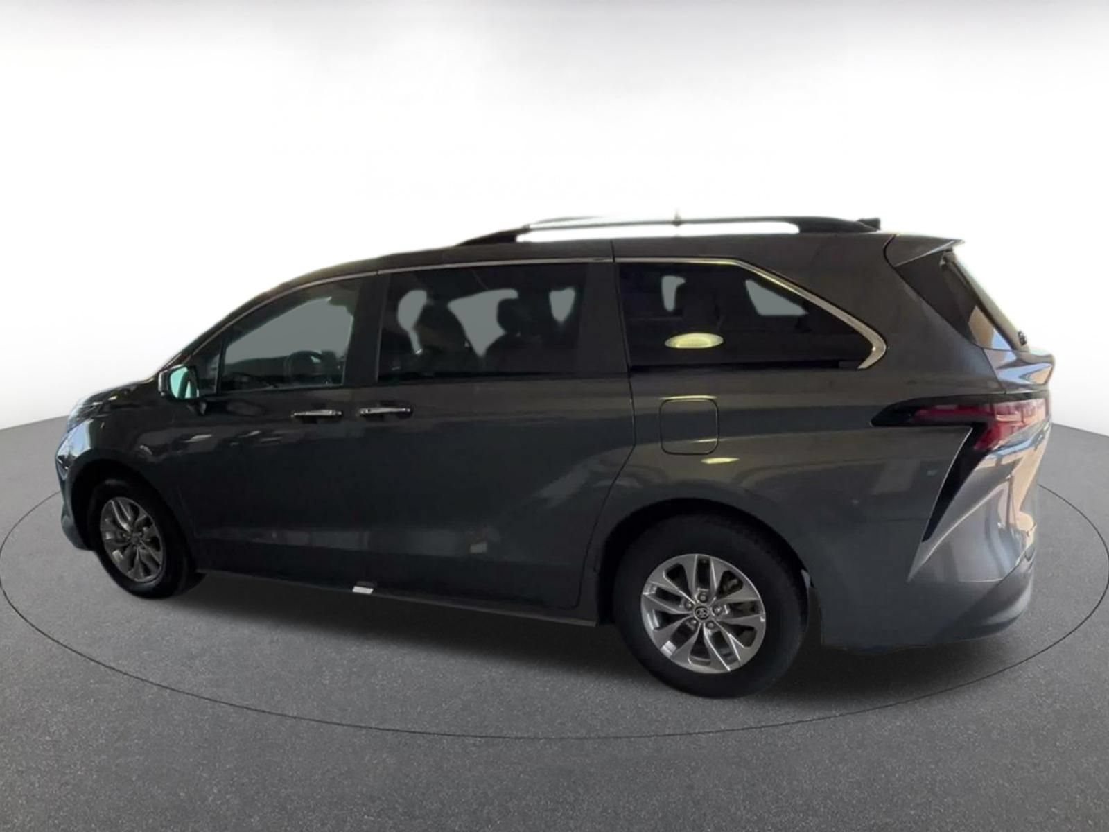 Used 2025 Toyota Sienna XLE FWD image 8
