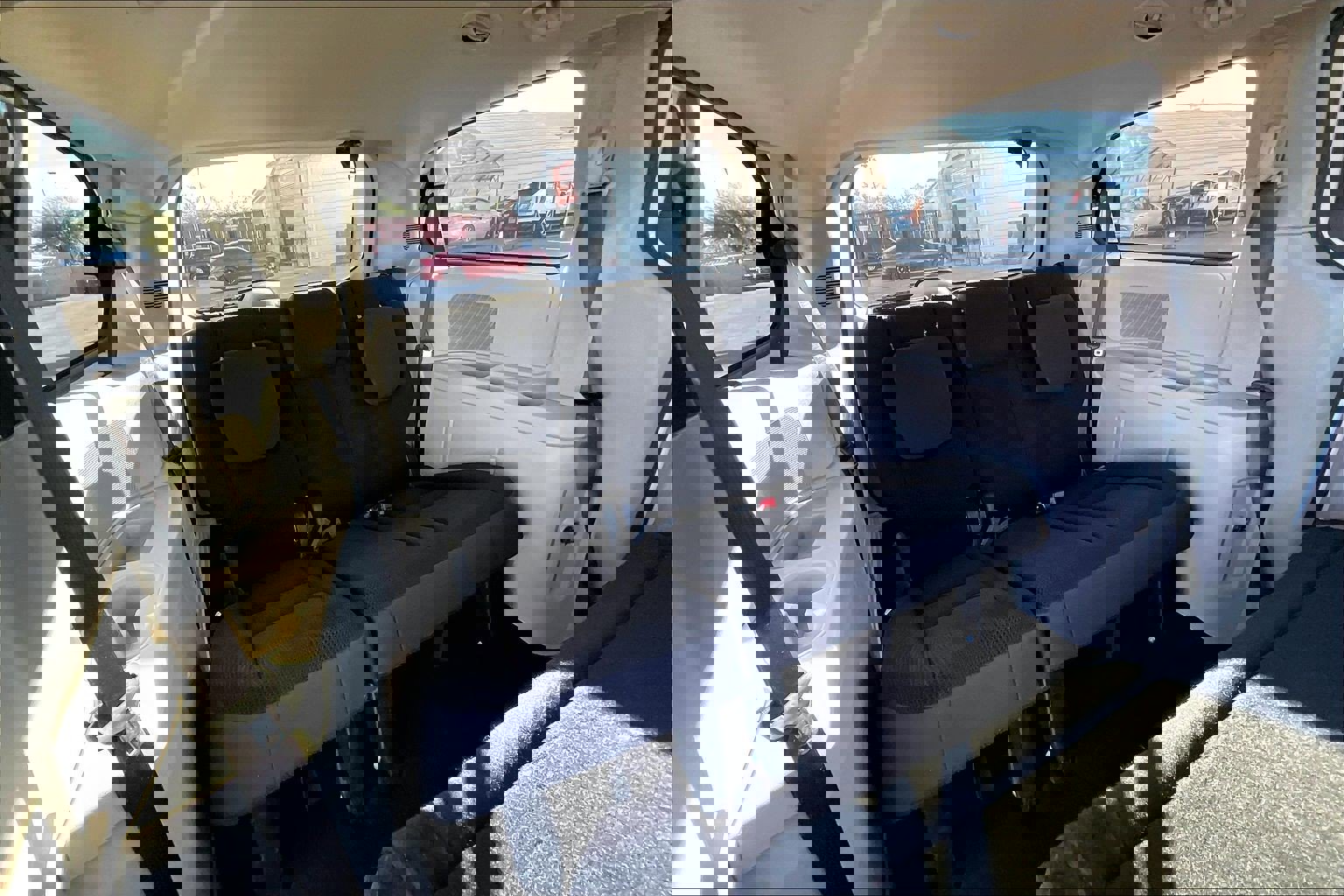 Used 2018 Dodge Grand Caravan SE w/ UConnect Hands-Free Group image 25