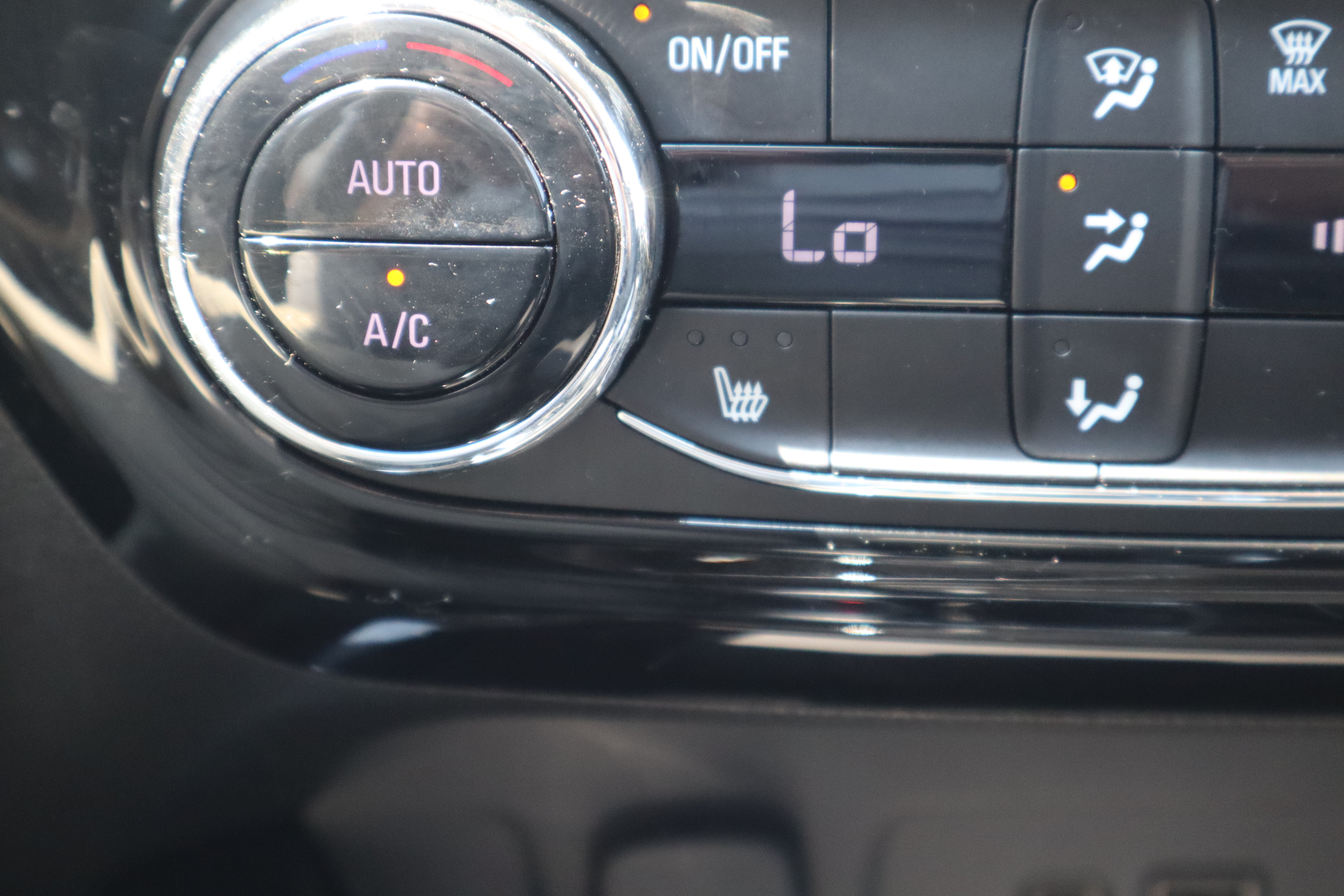 Used 2024 Chevrolet Trax LT w/ Driver Confidence Package FWD image 21