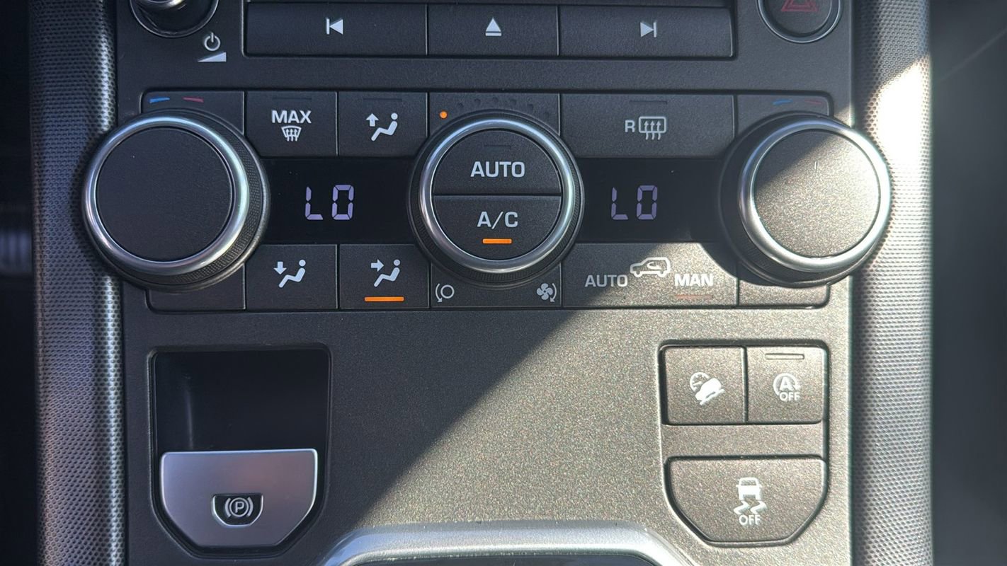 Used 2019 Land Rover Range Rover Evoque SE Premium image 25