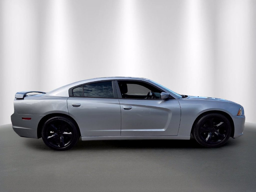 Used 2014 Dodge Charger SXT w/ Blacktop Package RWD image 2