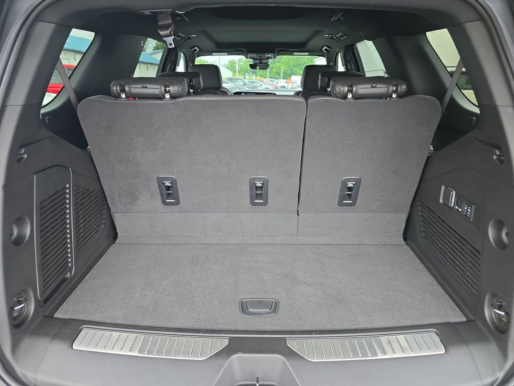 Used 2025 Chevrolet Tahoe High Country AWD/4WD image 15