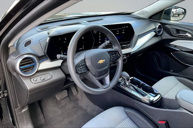 Used 2025 Chevrolet Trax LT FWD image 16