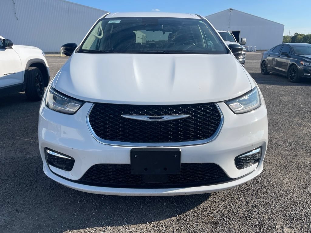 Used 2024 Chrysler Pacifica Touring-L FWD image 4