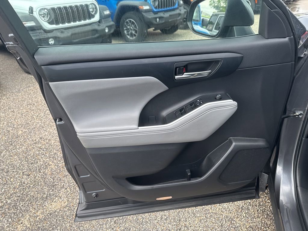 Used 2023 Toyota Highlander L image 4