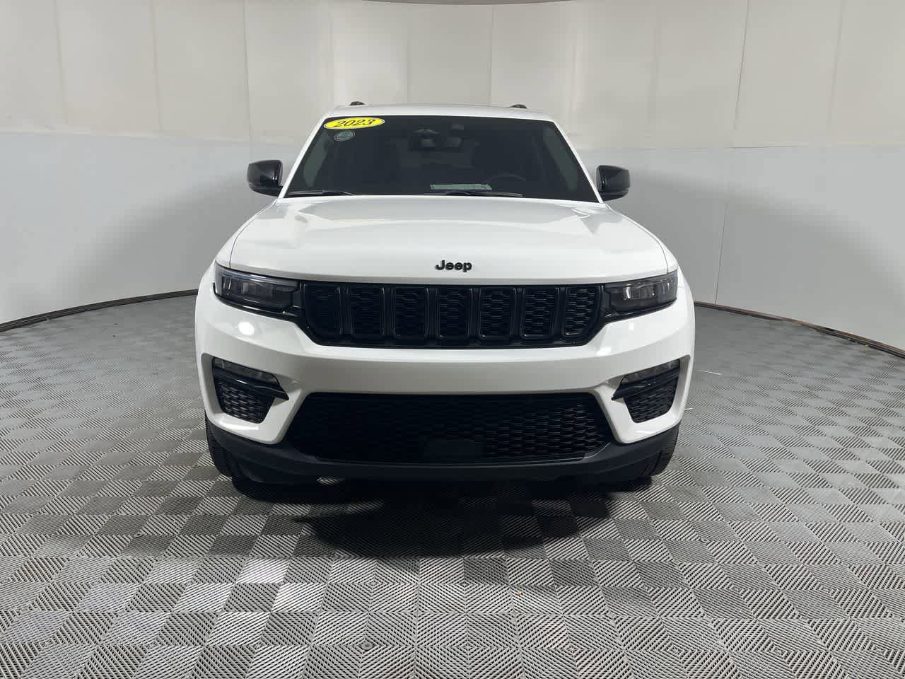 Used 2023 Jeep Grand Cherokee Limited w/ Black Appearance Package AWD/4WD image 3