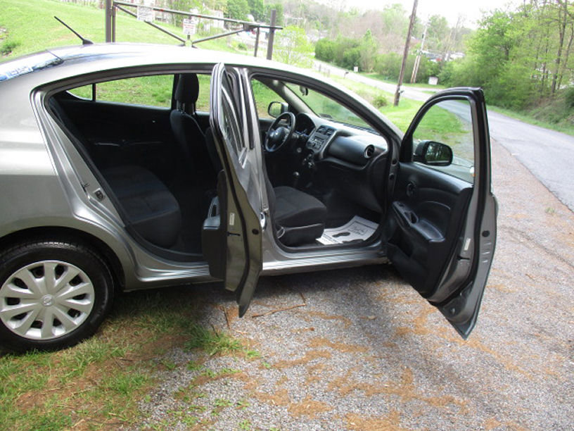 Used 2012 Nissan Versa SV FWD image 12