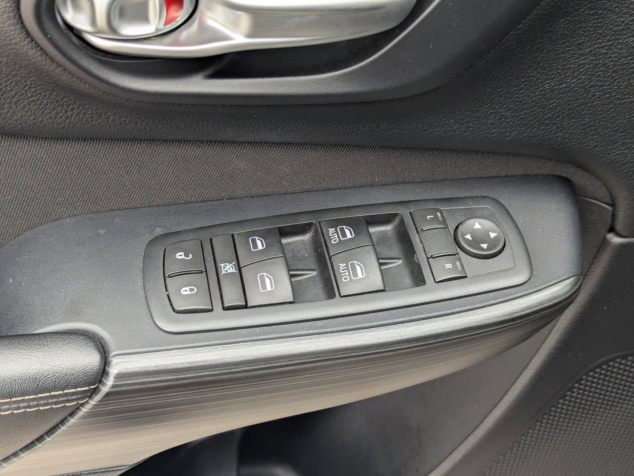 Used 2016 Jeep Cherokee Latitude FWD image 19