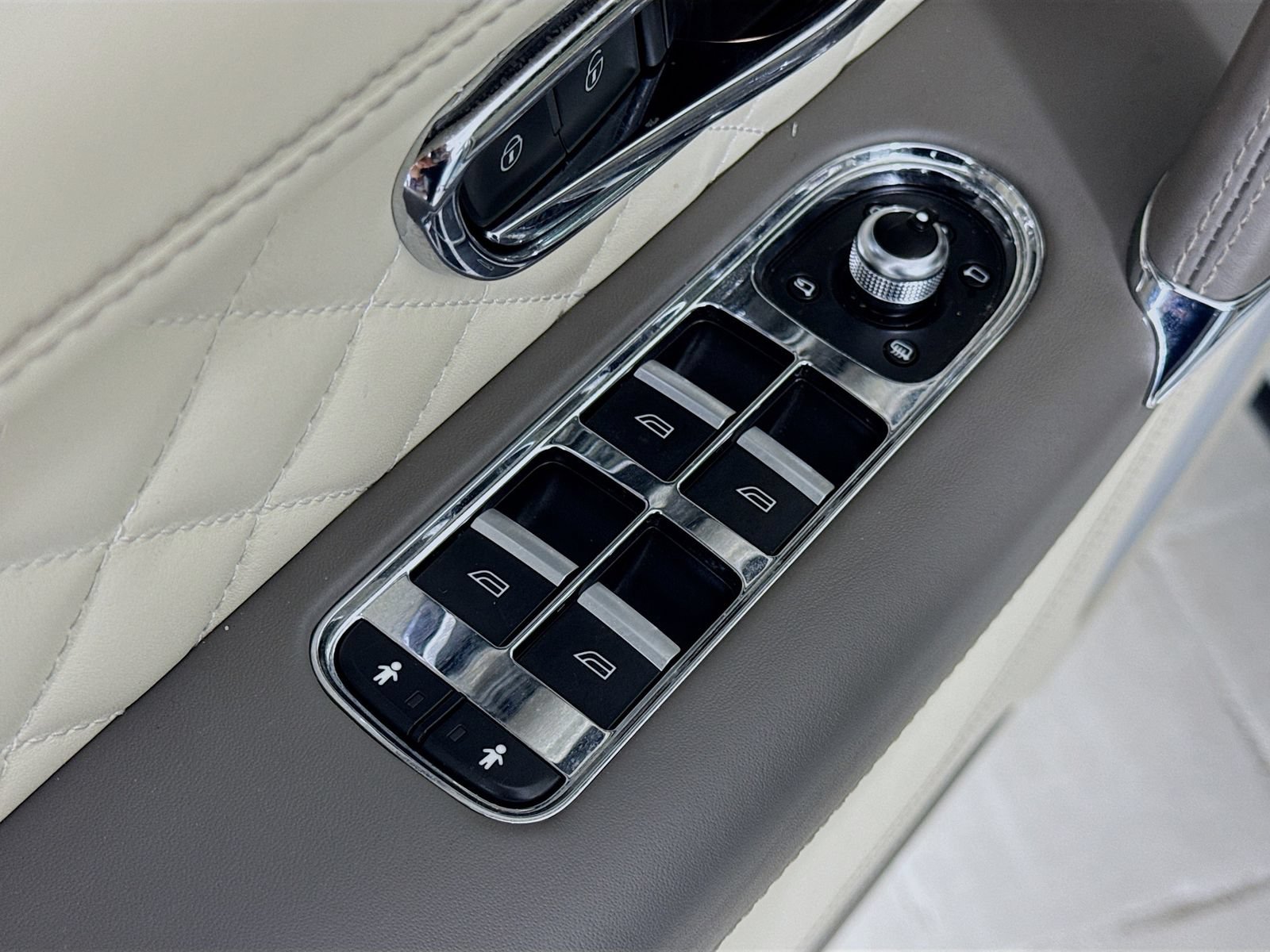Certified 2020 Bentley Bentayga Plug-In Hybrid AWD/4WD image 17