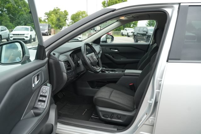 Used 2025 Nissan Rogue SV FWD image 12