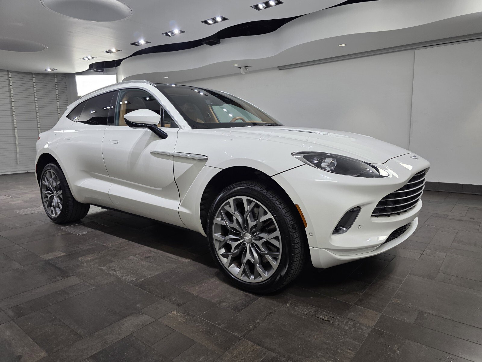 Used 2022 Aston Martin DBX image 1