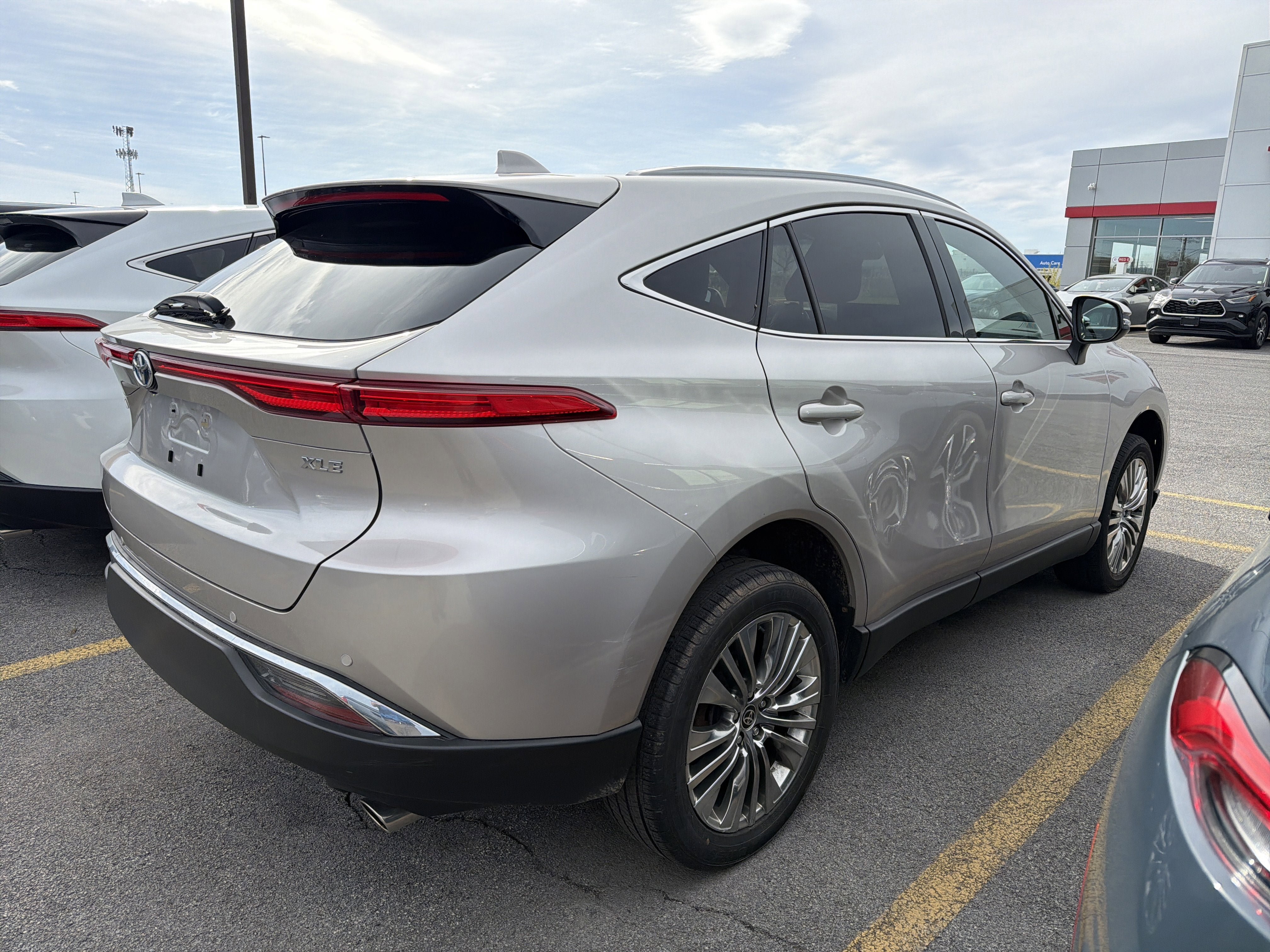 Used 2023 Toyota Venza XLE AWD/4WD image 5