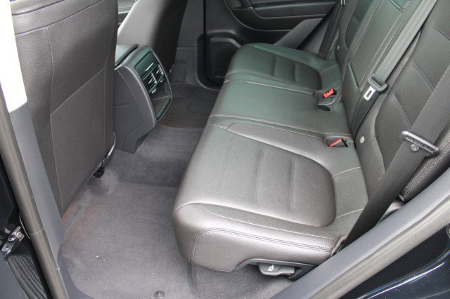 Used 2016 Volkswagen Touareg Sport AWD/4WD image 17