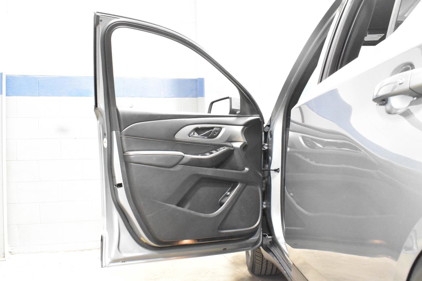 Used 2023 Chevrolet Traverse LT FWD image 13