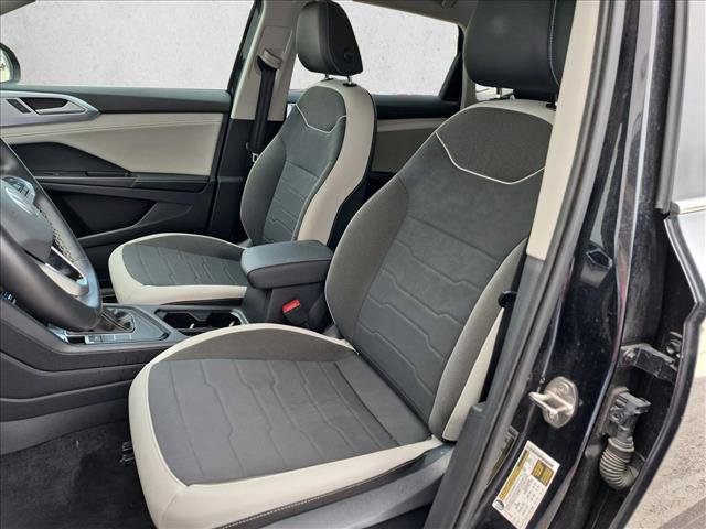 Used 2025 Volkswagen Taos SE FWD image 15