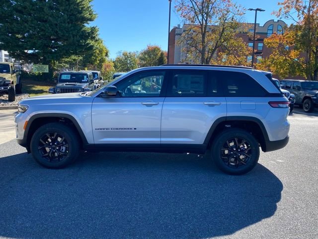 New 2025 Jeep Grand Cherokee Altitude AWD/4WD image 4