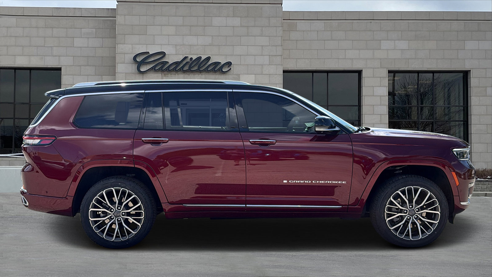 Used 2023 Jeep Grand Cherokee L Summit AWD/4WD image 2
