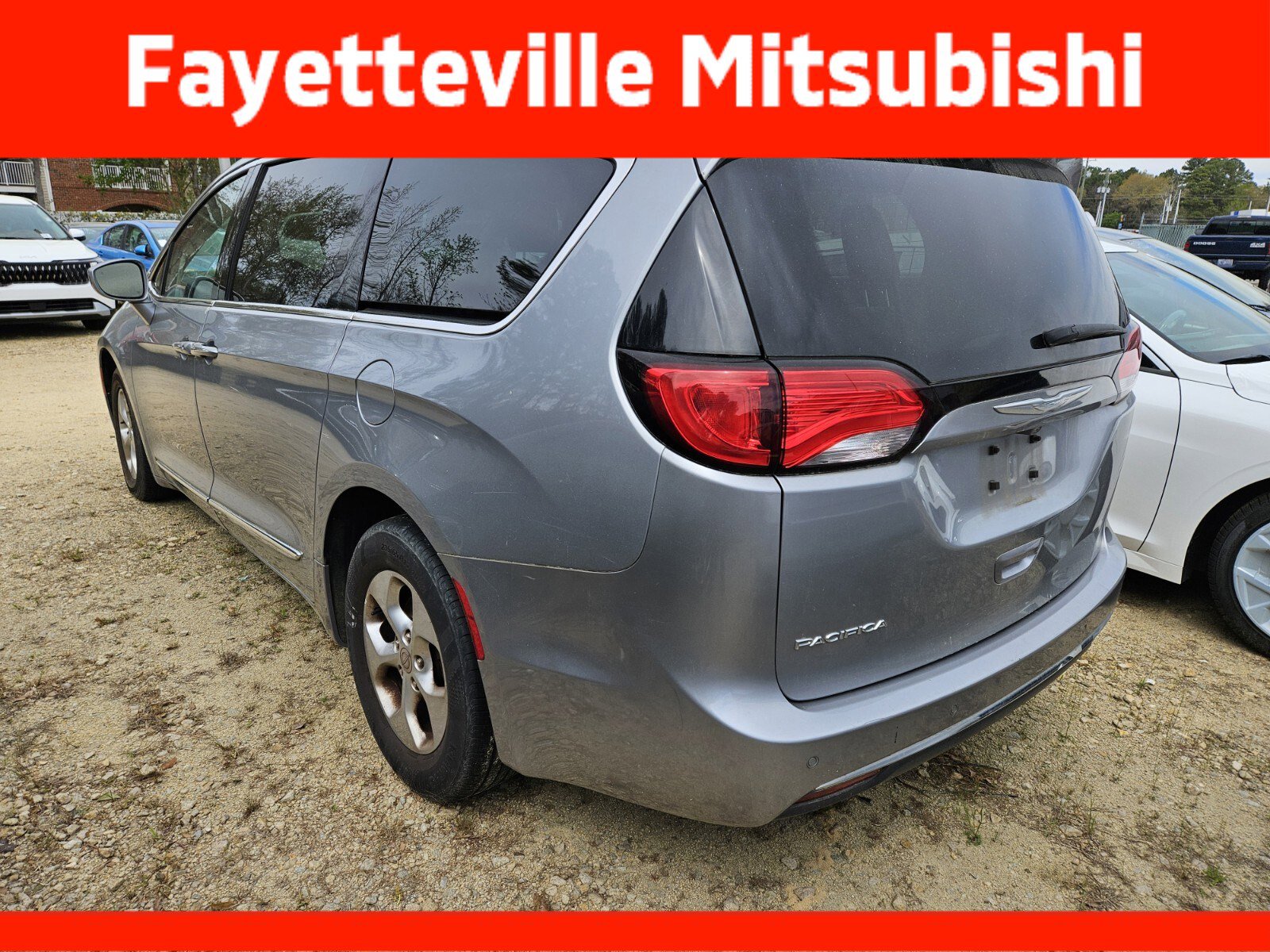 Used 2017 Chrysler Pacifica Touring-L Plus image 10