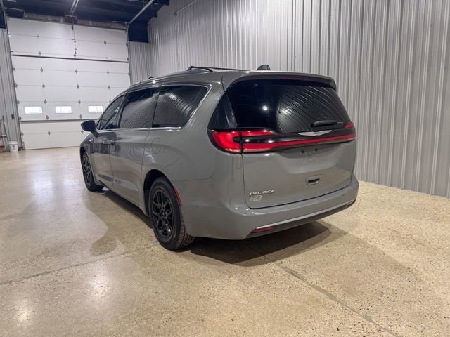 Used 2022 Chrysler Pacifica Touring-L image 3