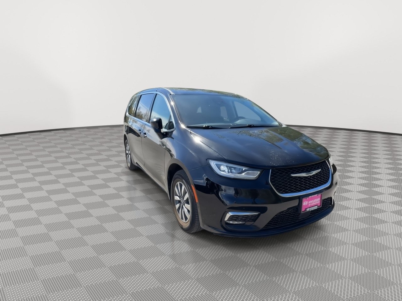 Used 2024 Chrysler Pacifica Limited FWD image 2