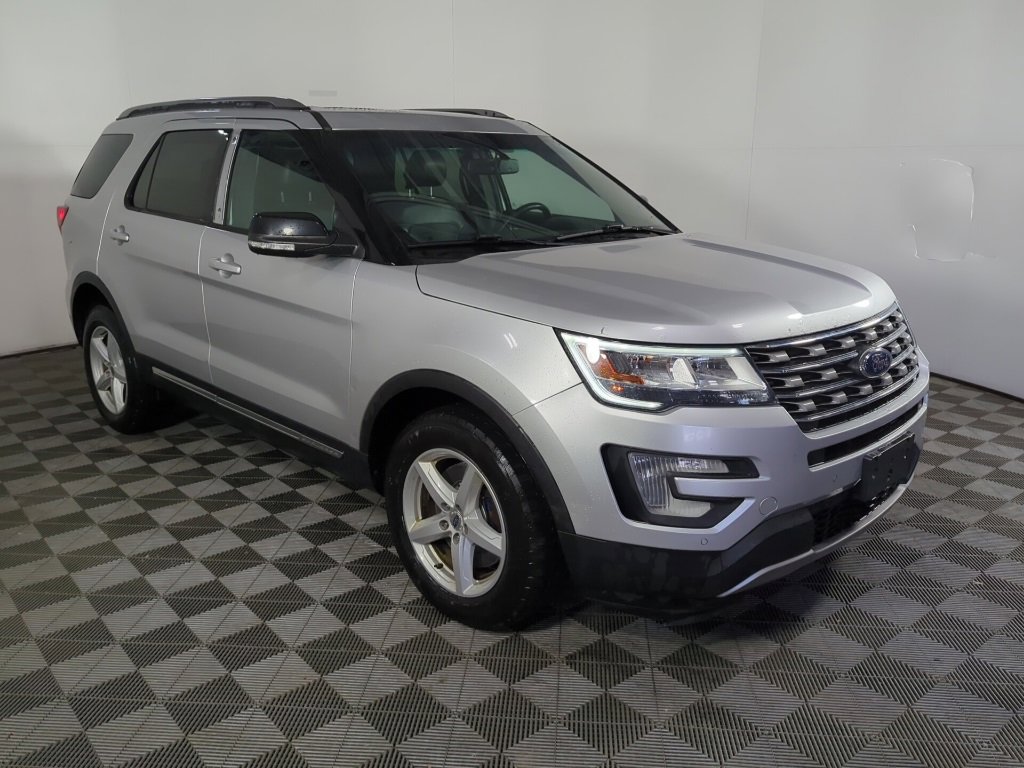 Used 2017 Ford Explorer XLT w/ Equipment Group 202A image 2