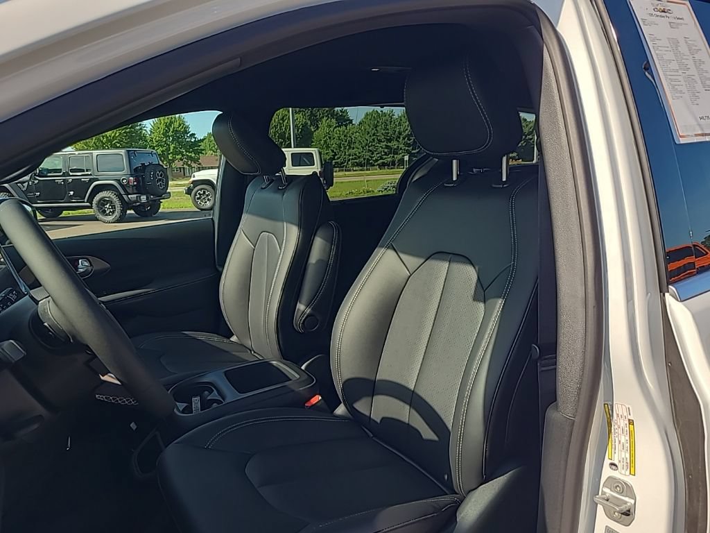 New 2025 Chrysler Pacifica Select FWD image 12