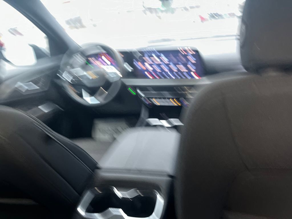 Used 2025 Chevrolet Traverse LT image 25