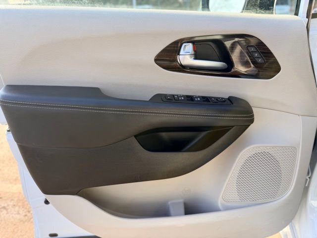 Used 2023 Chrysler Pacifica Limited image 21