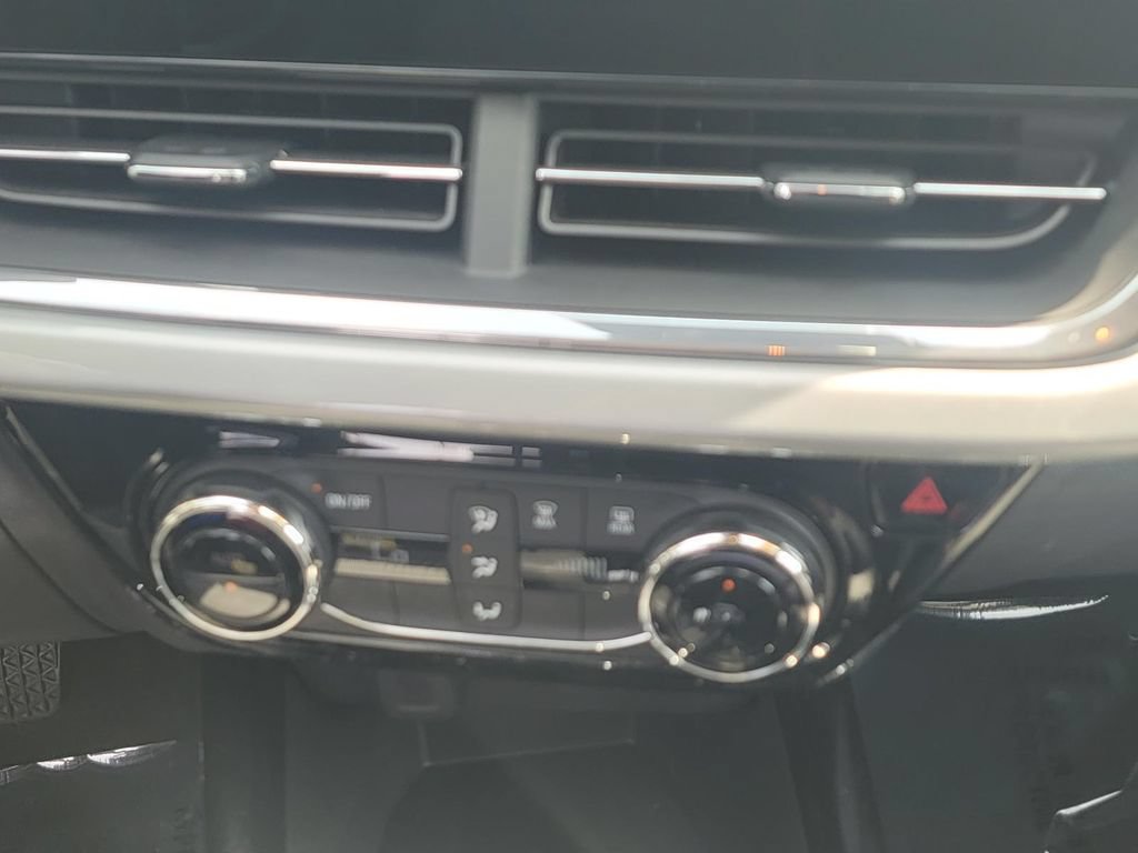Used 2025 Chevrolet Trax LT FWD image 28