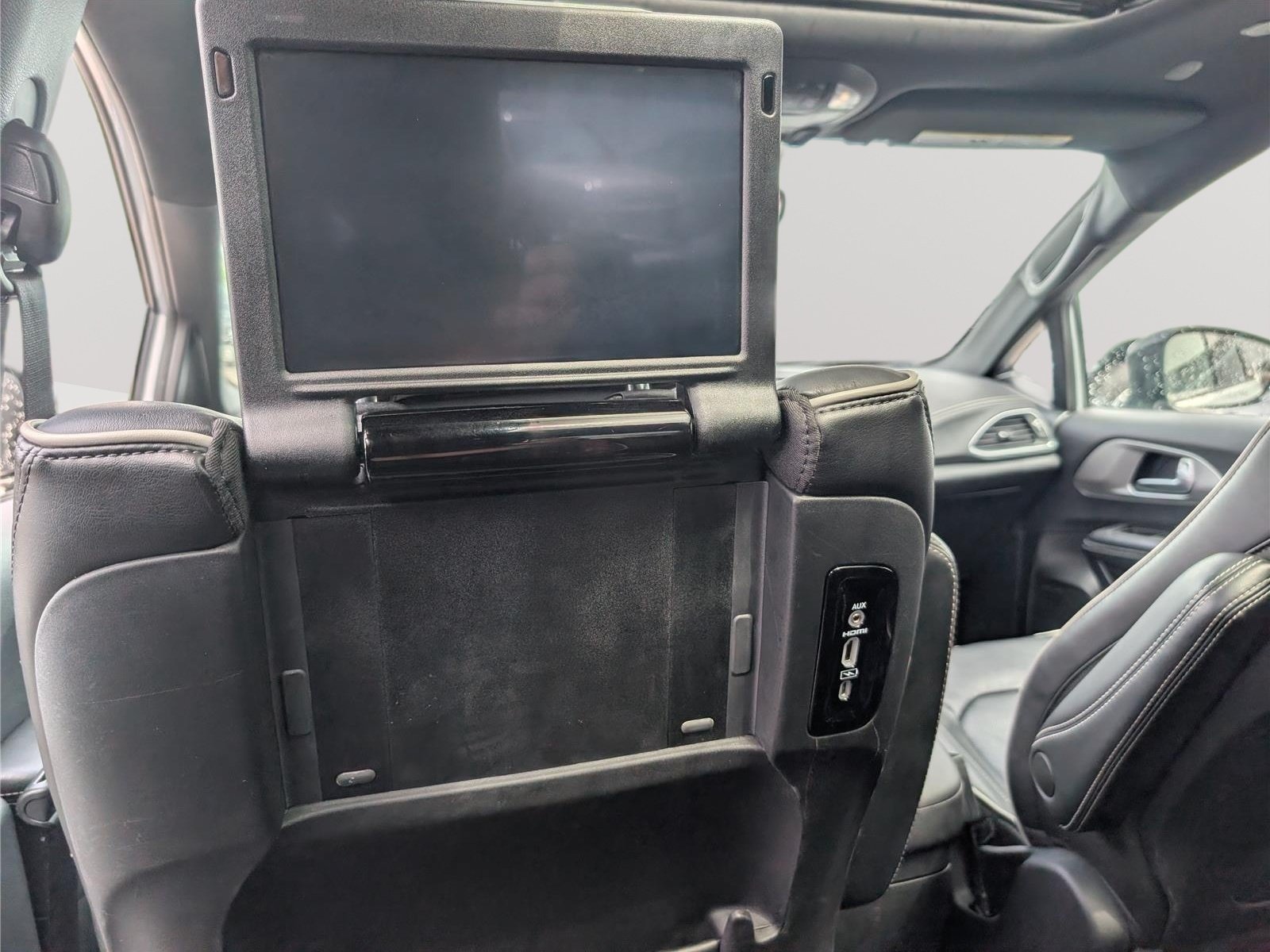 Used 2023 Chrysler Pacifica Limited w/ Uconnect Theater Family Group FWD image 19