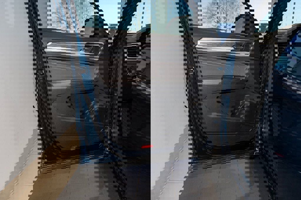 Used 2023 Volkswagen Atlas Cross Sport SE image 11