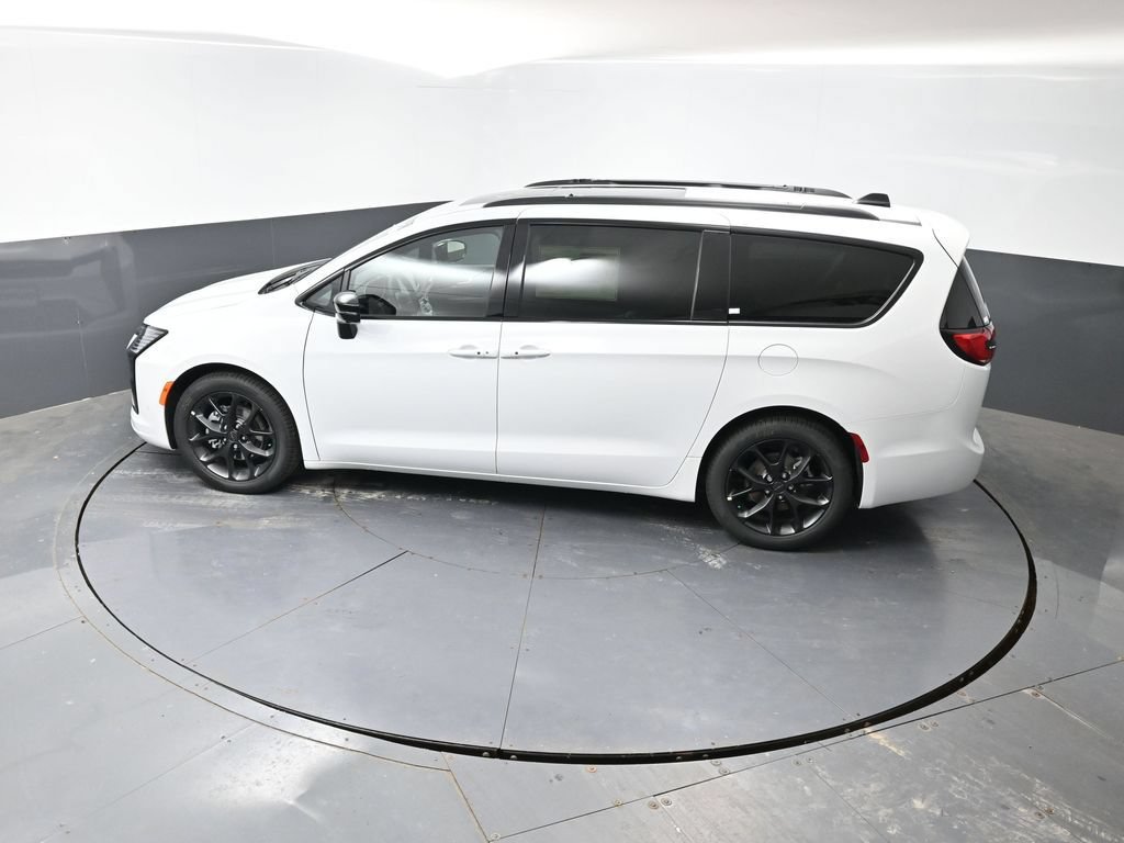 New 2027 Chrysler Pacifica Limited FWD image 38
