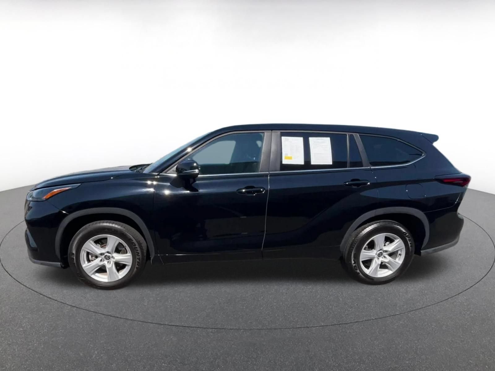 Used 2025 Toyota Highlander LE FWD image 8
