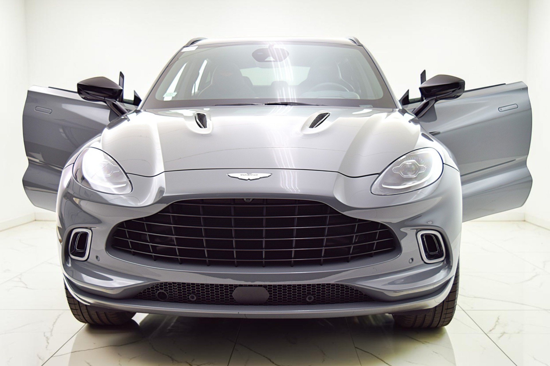 Used 2023 Aston Martin DBX AWD/4WD image 16