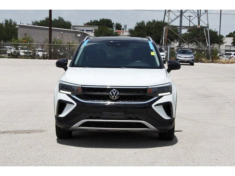 Used 2024 Volkswagen Taos SE w/ Panoramic Sunroof Package FWD image 8