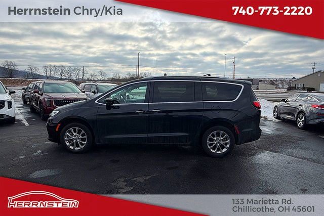 Used 2021 Chrysler Pacifica Touring-L image 4