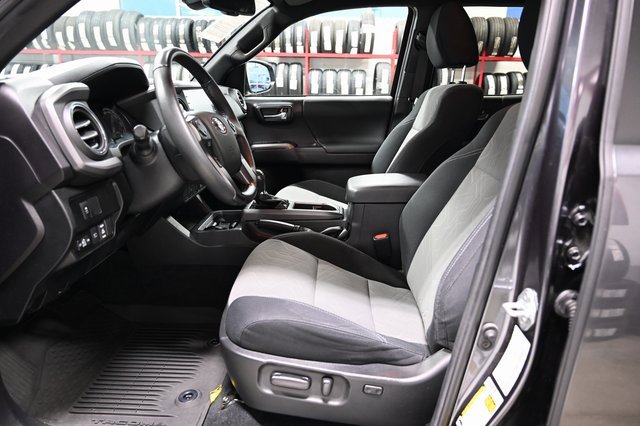 Used 2022 Toyota Tacoma TRD Off-Road image 10