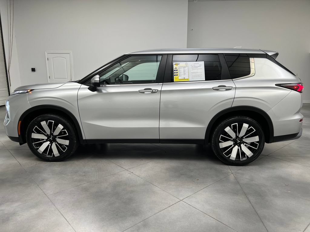 Used 2025 Mitsubishi Outlander SE FWD image 5