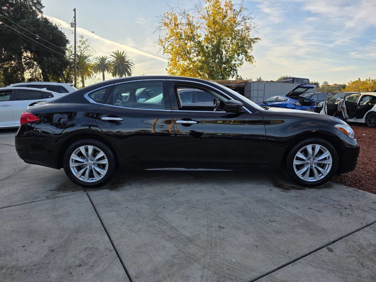 Used 2011 INFINITI M37 w/ Premium Pkg image 4