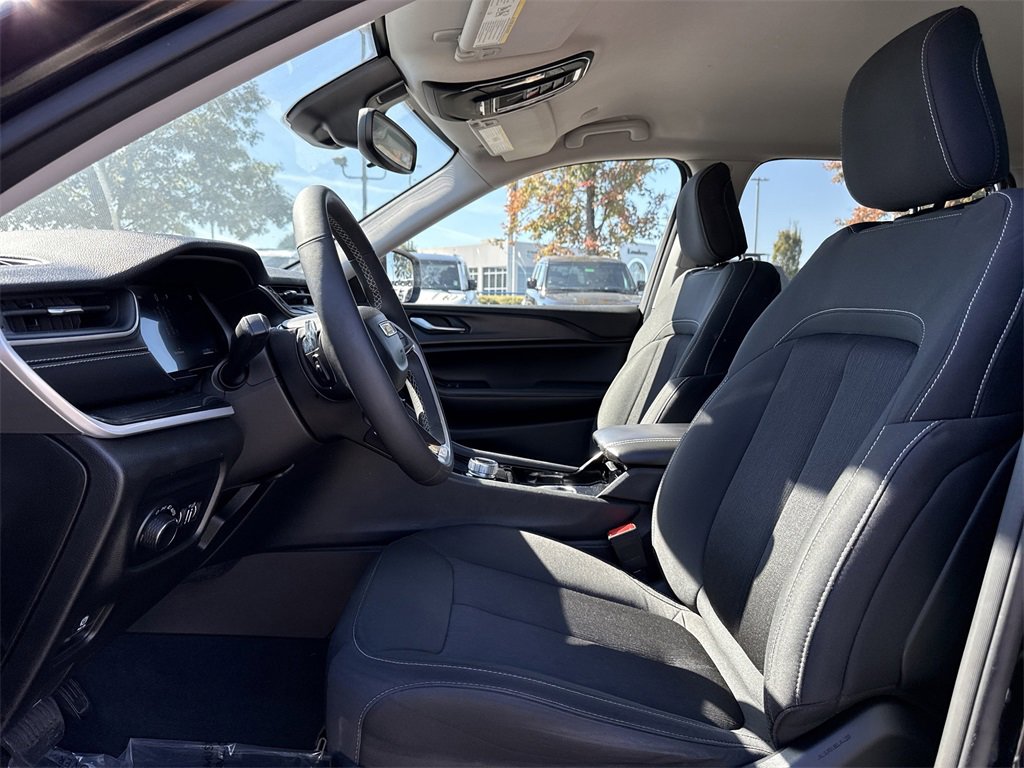 Used 2023 Jeep Grand Cherokee Laredo w/ Luxury Tech Group I image 8