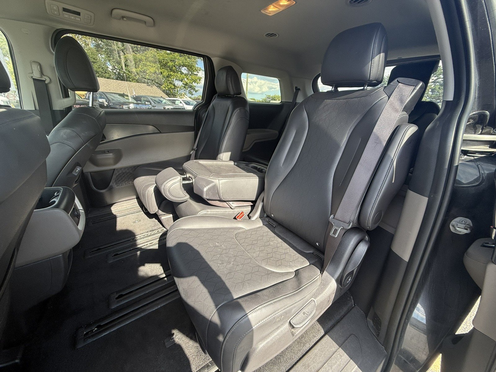Used 2025 Kia Carnival FWD image 25