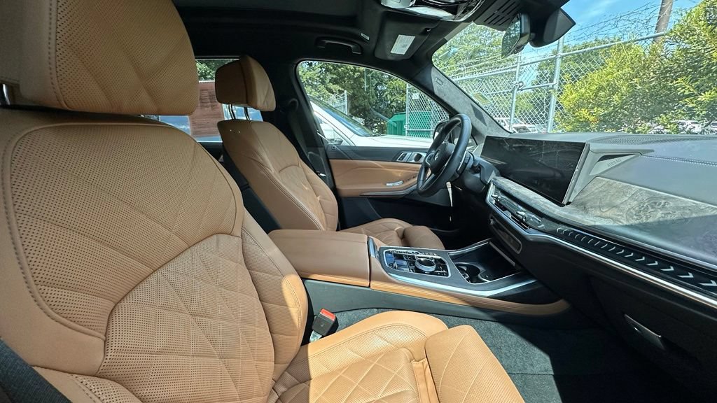 Used 2025 BMW X7 xDrive40i w/ M Sport Package AWD/4WD image 4