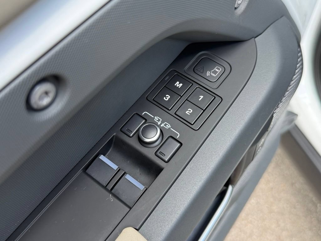Certified 2022 Land Rover Defender 90 X-Dynamic SE AWD/4WD image 17