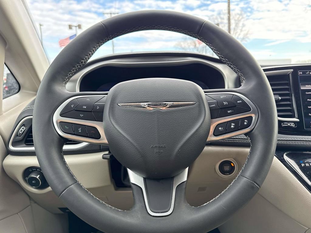 Used 2023 Chrysler Pacifica Touring-L image 16