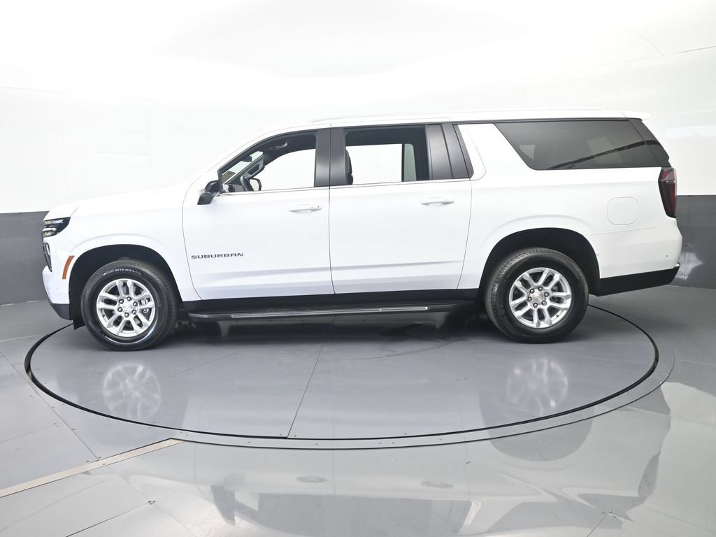 Used 2025 Chevrolet Suburban LT RWD image 3